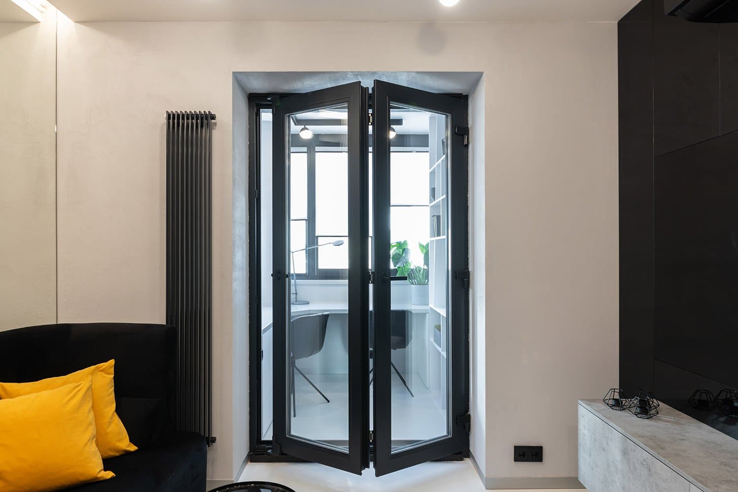 Складная-сдвижная дверь на балконе