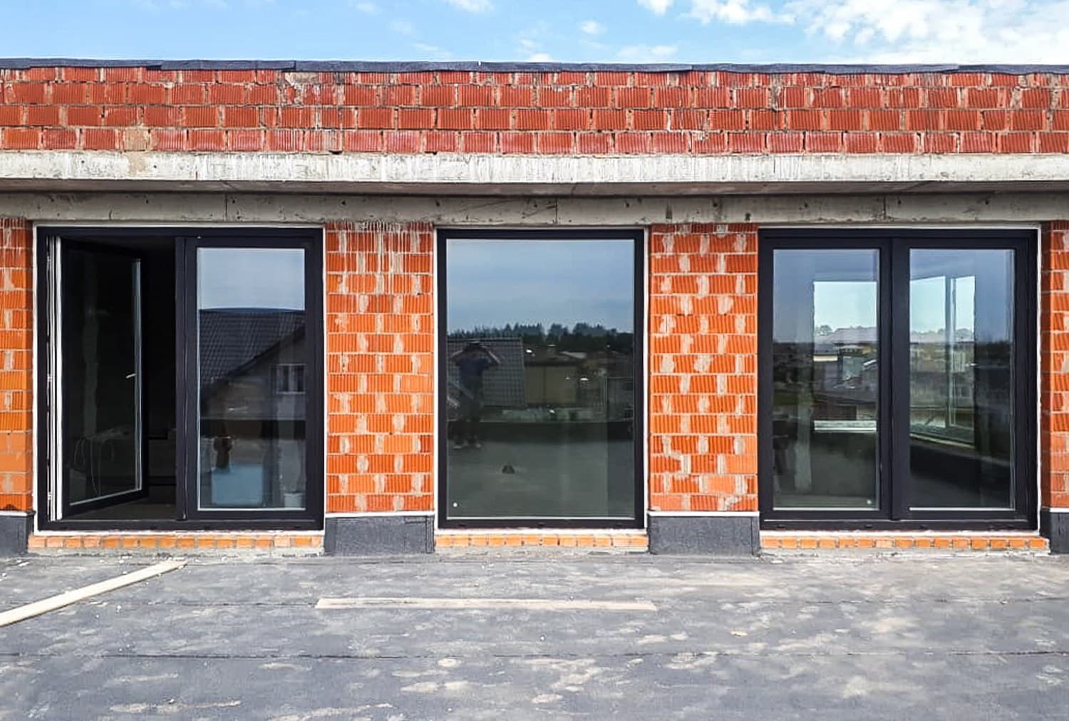 Большой коттедж с угловыми окнами