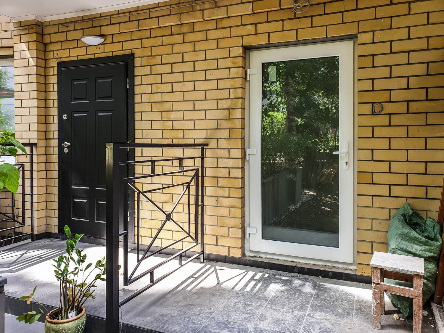 Стеклянная дверь