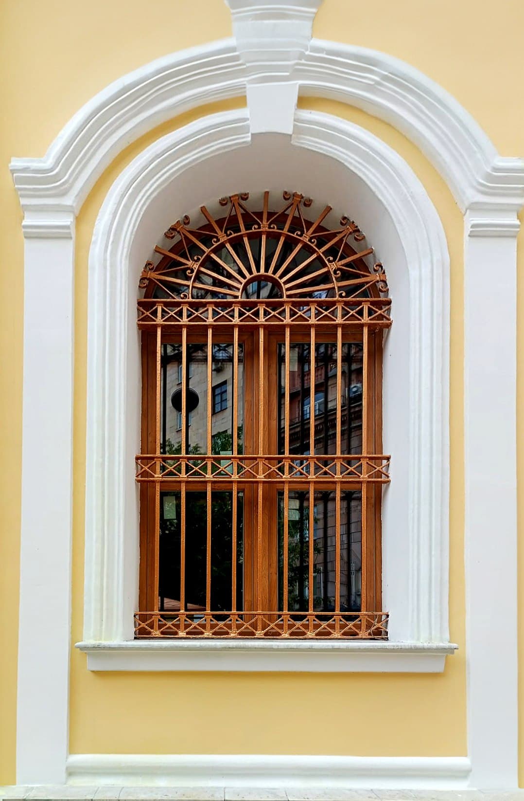 Окна с решетками тоже могут быть красивыми