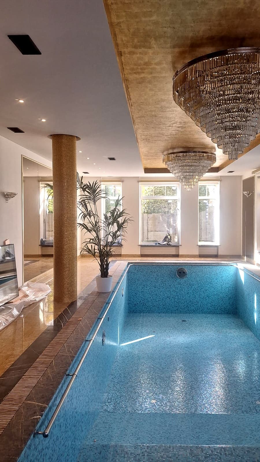 Остекление бассейна в загородном доме