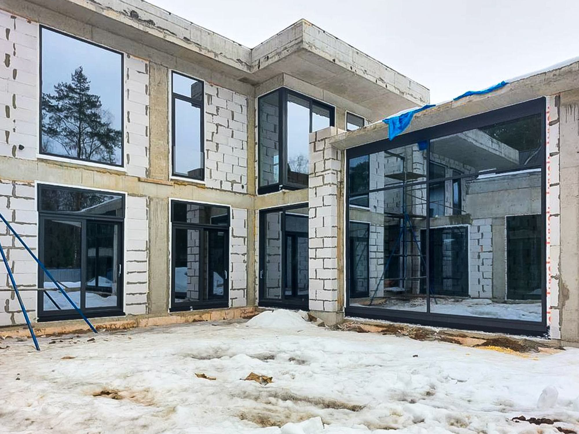 Завершили остекление еще одного хайтека