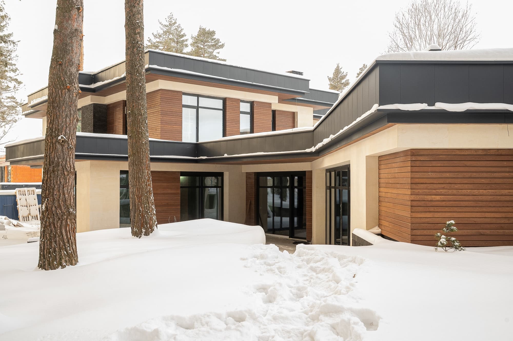 Завершили монтаж окон коттеджном посёлке «Сосны»